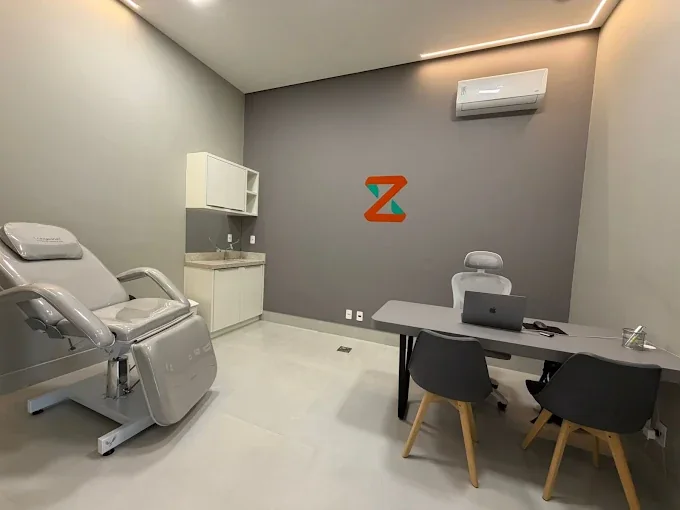 Sala de atendimento da Longevuz em Uberaba, com maca clínica e mesa de consulta